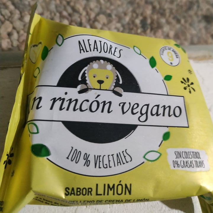 photo of Un Rincón Vegano Alfajor de Coco shared by @hojitaderaiz on  01 May 2020 - review