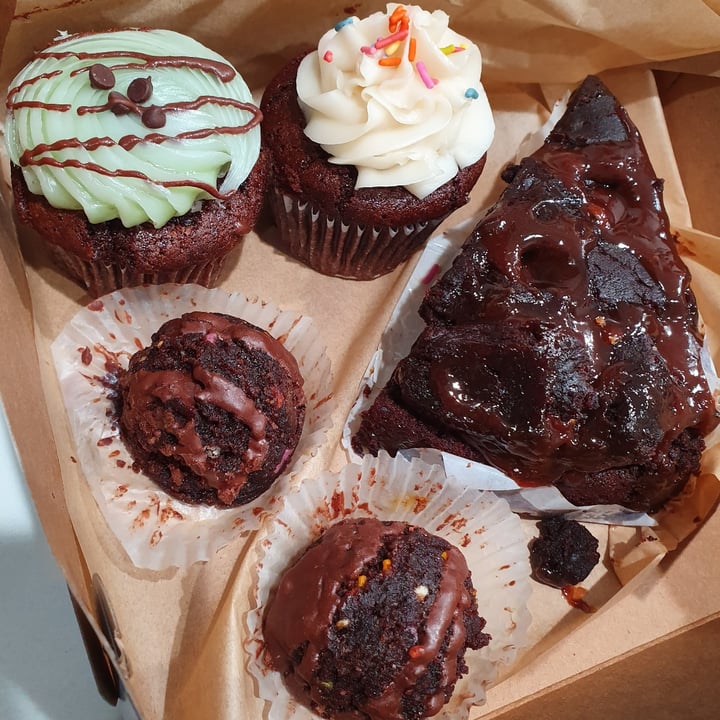 photo of Erin McKenna's Bakery LA Cake Bites shared by @paniwilson on  07 May 2022 - review