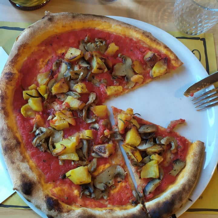 review photo of Vecchia Rama L’osteria con Pizza pizza rossa con patate e funghi shared by @camibonaldi on 13 May 2022 - review