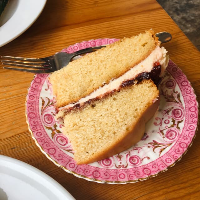 菜肴“Victoria Sponge Cake”的照片