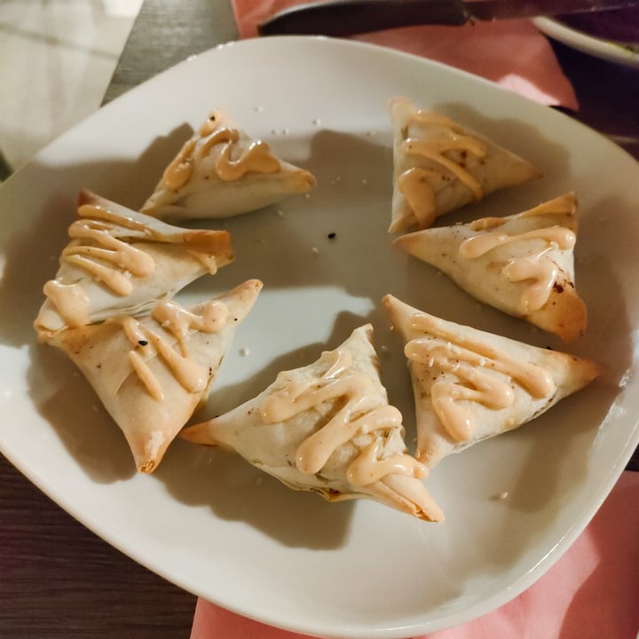 photo of Sotto Loggia bar music & drinks Mini Samosa shared by @riccicrueltyfree on  07 Aug 2022 - review