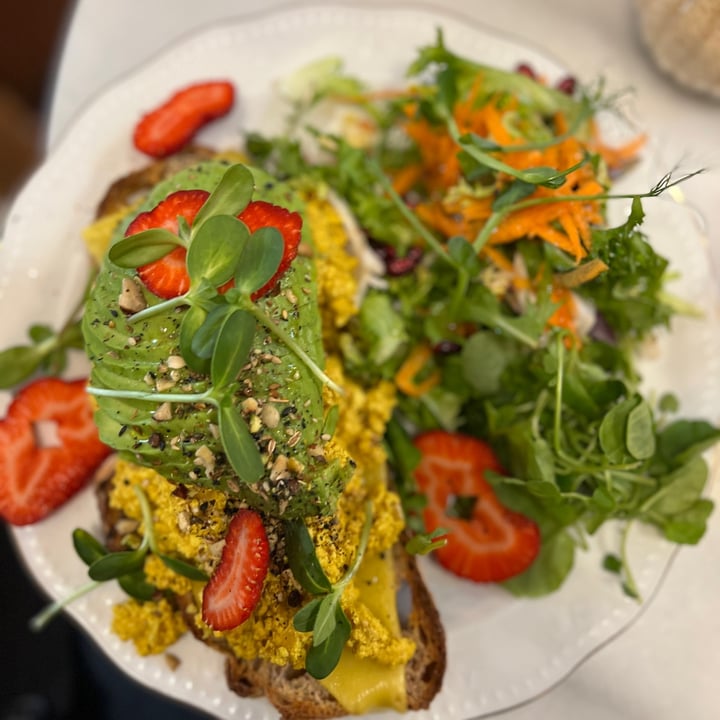 photo of Mama Carmen’s Coffee & Bakery Tostada con queso fundido, tofu y aguacate shared by @babasway on  27 Apr 2022 - review