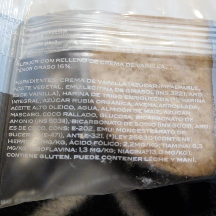 review photo of Meltaím Alfajor Coco & Cream shared by @camille22 on 08 Sep 2021 - review
