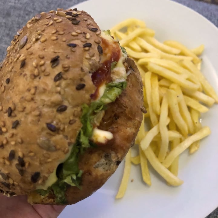 photo of The Fussy Vegan Beyond Cheese Burger shared by @gdemeillon on  20 Oct 2020 - review