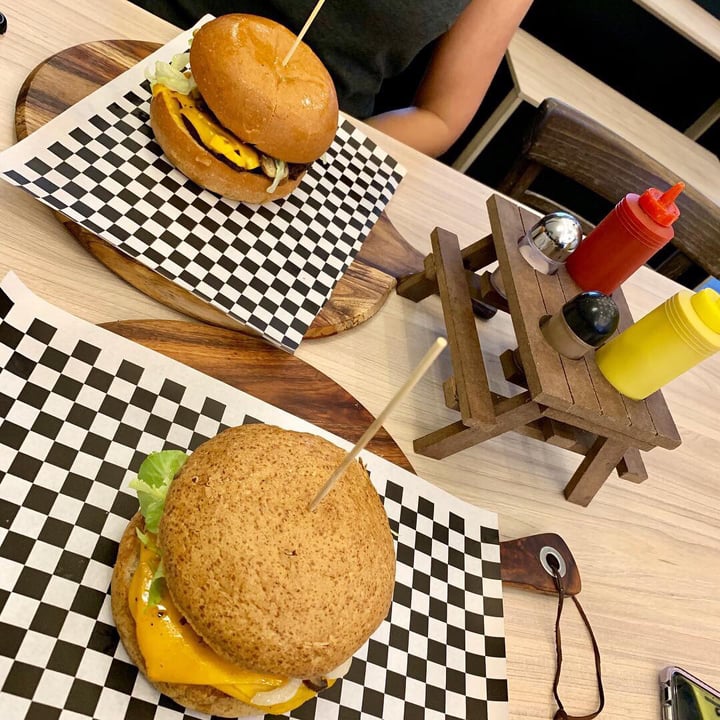review photo of Burgers N Shakes Cheesy Mushroom Vegan Burger shared by @samadhi on 18 Aug 2019 - review