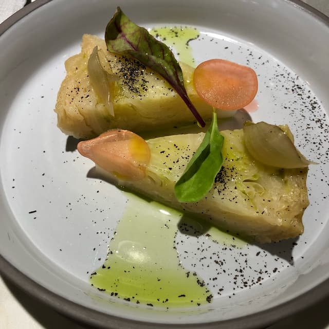 Photo du plat “Col asada con encurtidos y aceite de wasabi”