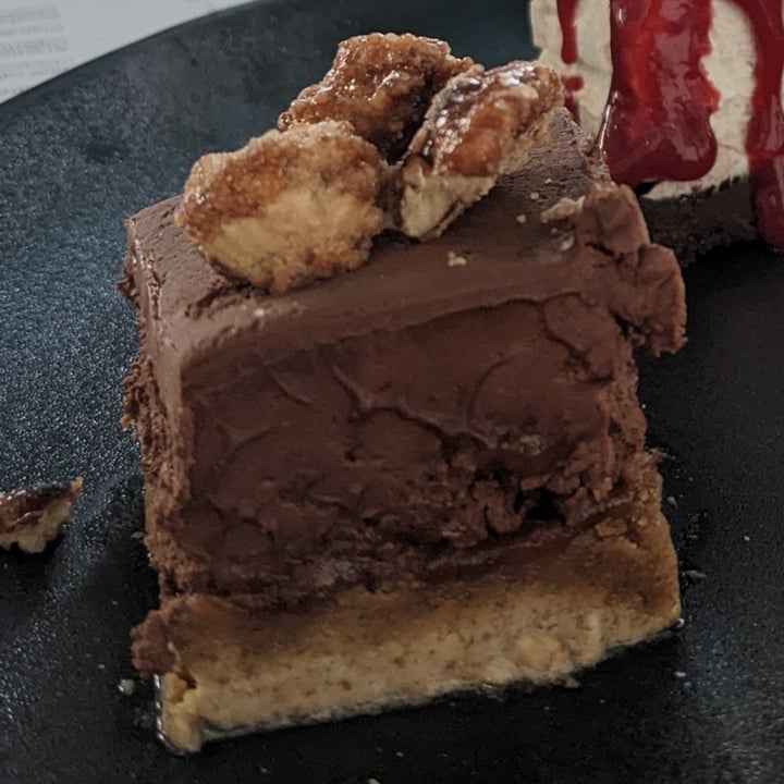 review photo of Romeow Cat Bistrot Mousse al cioccolato con base biscotto, cioccolato fondente, latte di cocco, pralinato di nocciole e mandorle caramellate shared by @sherpug on 03 Apr 2022 - review