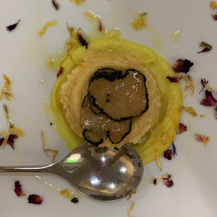 photo of Pesto di Pistacchio Sformatino di patate e anacardi su vellutata di topinambur con tartufo Uncinatum in scaglie shared by @francescachieppa18 on  23 Oct 2021 - review