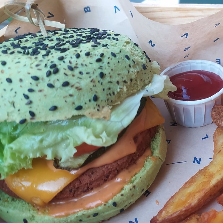 photo of Flower Burger Roma Jungle burger shared by @bratkart0ffel on  20 Jul 2021 - review