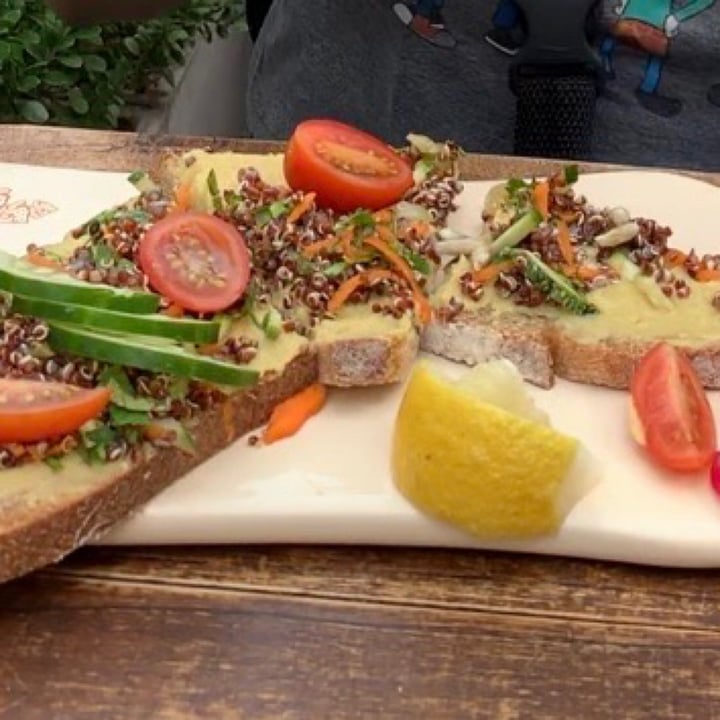 photo of Le Pain Quotidien Tartine de hummus, tomate y palta shared by @pollyrossetti on  15 Jun 2021 - review