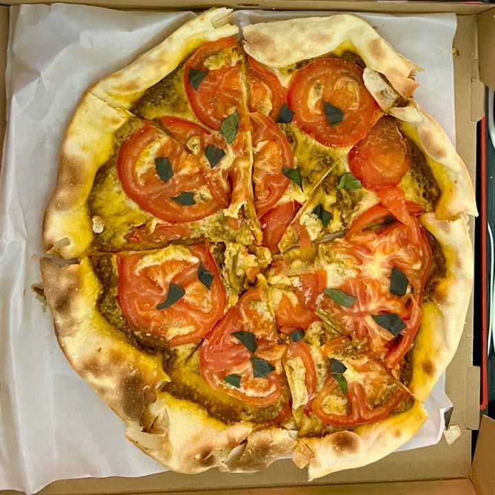 photo of POP Vegan Tomato, Pesto and Cheeses Pizza shared by @sunporklegogay on  29 Oct 2021 - review