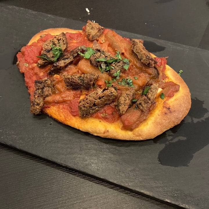 photo of El Enano Verde Pizza con carne vegetal y zaalok shared by @oreesevilla on  07 Mar 2021 - review