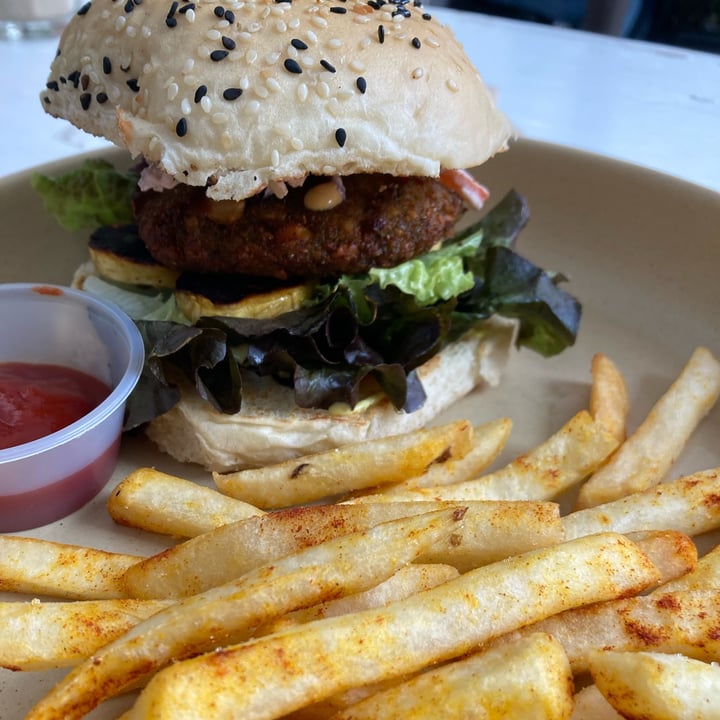 photo of Vegamo MX Falafel Burger shared by @burritosabaneroooo on  08 Sep 2022 - review