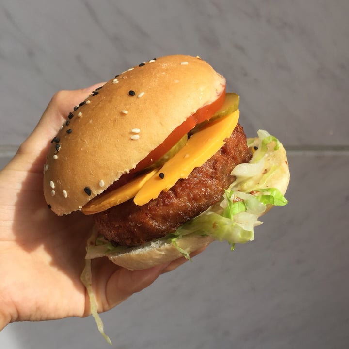 review photo of Mezza9 Classic cheese beyond burger shared by @holyloewe on 26 Jan 2019 - review