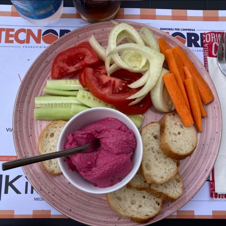 review photo of Liberty Cafe Hummus di barbabietola con verdure shared by @bealux on 08 Sep 2022 - review