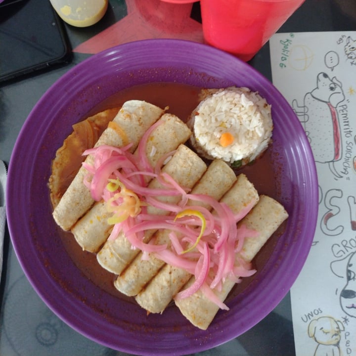 photo of La Revolucion Vegana Tacos De Cochinita shared by @zurisadaimeza on  29 May 2022 - review