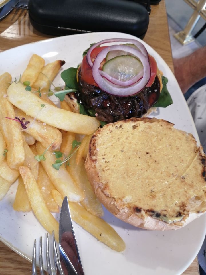 photo of Kaylee's Eatery Beyond® Cheeseburger shared by @vuurhoutjie on  26 Oct 2019 - review