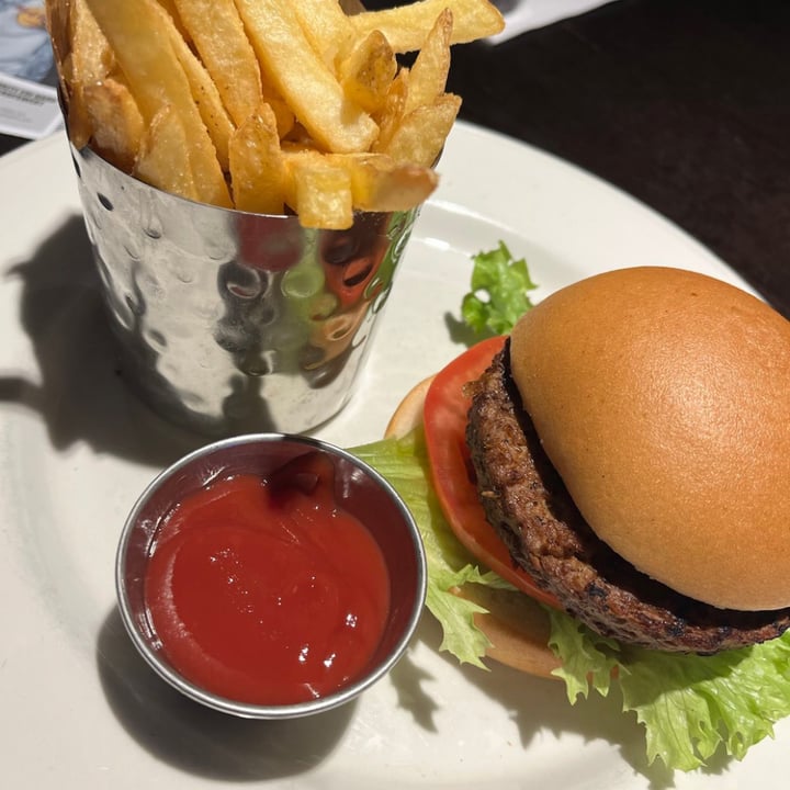 photo of Hard Rock Cafe vegan burger shared by @finefine on  30 Oct 2022 - review
