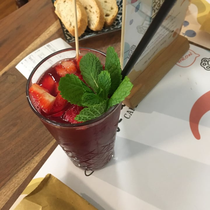 photo of Crazy Cat Café Bevanda fragola e carcadè shared by @valedv on  15 Nov 2022 - review