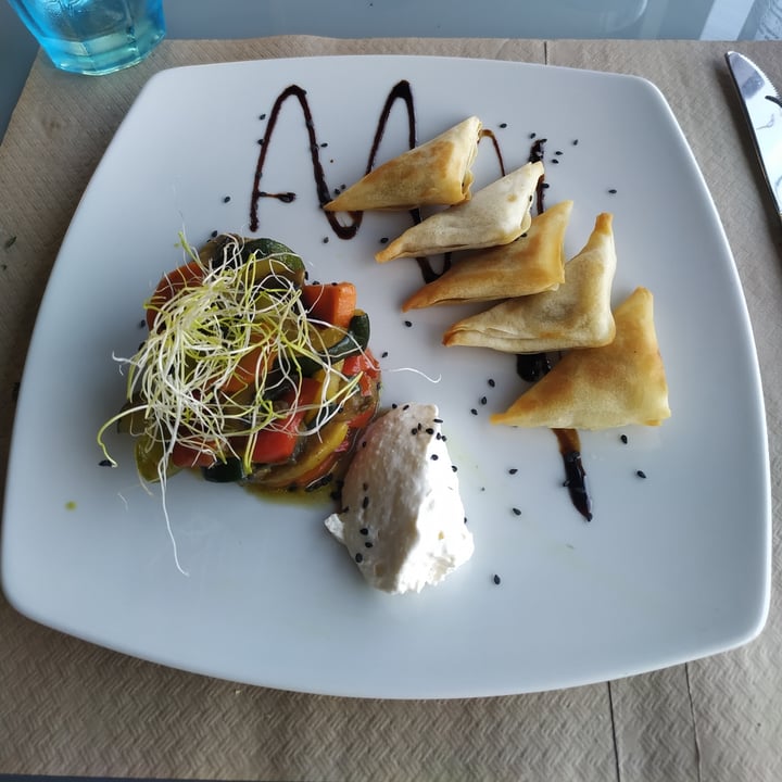 photo of Mandrágora Restaurante Vegano/Vegetariano Mini-rollitos Primavera Con Verduras Y Curry shared by @sergivalero on  25 Aug 2022 - review