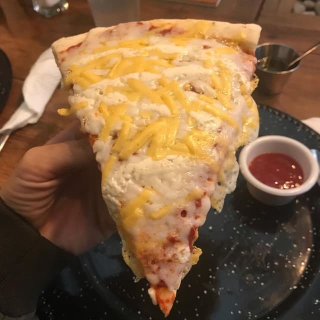 Foto do prato “pizza de tres quesos”