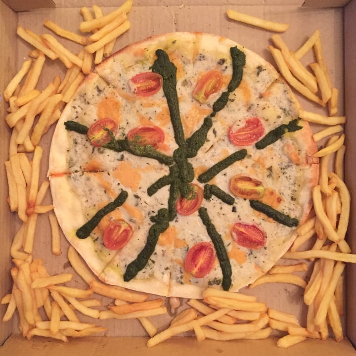 photo of Luna's Kitchen Beirut Pesto and cheese pizza shared by @fawziyajaffan on  12 Feb 2021 - review