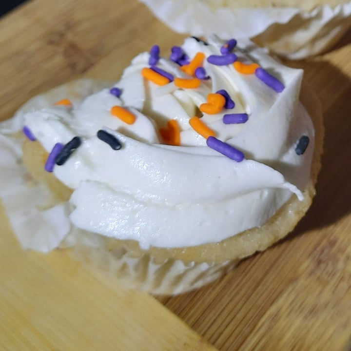 review photo of Wisdom Vegan Bakery Vanilla Cupcake w/ Vanilla Icing + Halloween Sprinkles shared by @d0ubledog5 on 05 Oct 2022 - review