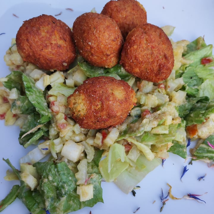 photo of Veg Point Falafel con insalata di Sedano in salsa di avocado shared by @frarauzi on  30 Jun 2022 - review