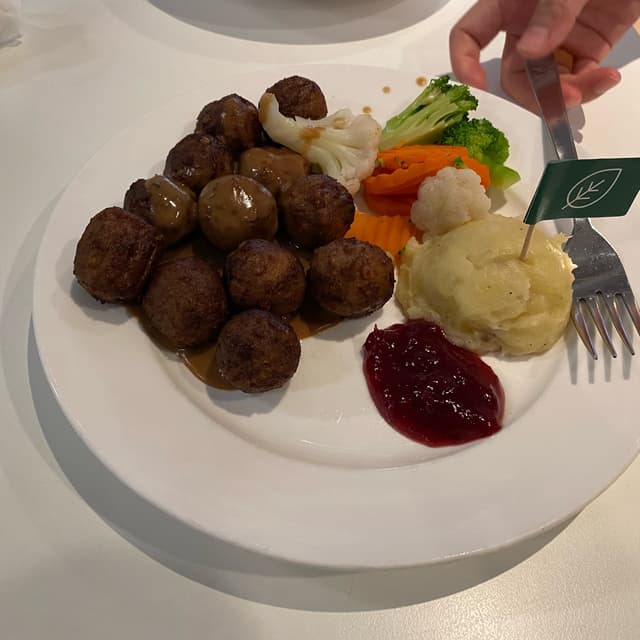 菜肴“Vegan Balls with Mashed Potatoes and Veggies”的照片