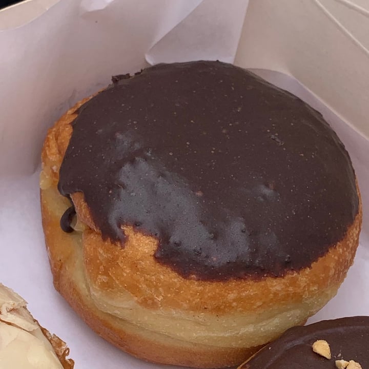 photo of Delish Vegan Doughnuts Boston Cream shared by @noeliaperez on  28 Feb 2021 - review