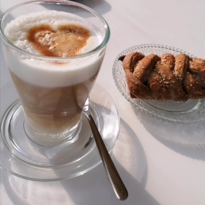 photo of La Corte Cafe' Latte Soya Macchiato Brioche Alla Castagna shared by @raffysoloishere on  18 Apr 2022 - review