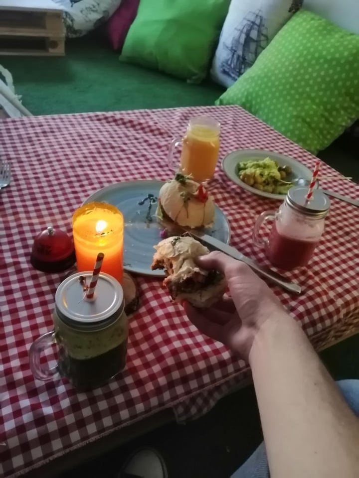 review photo of vegnik Hamburguesa vegan shared by @danielmolina on 19 Aug 2019 - review