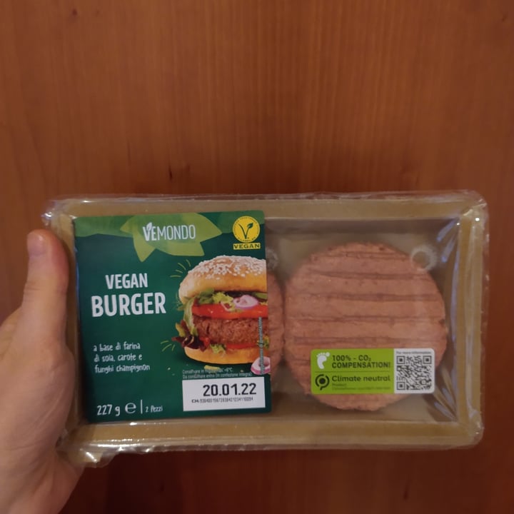 photo of Vemondo Vegan Burger a base di farina di soia, carote e funghi champignon shared by @gdtfrn on  14 Jan 2022 - review