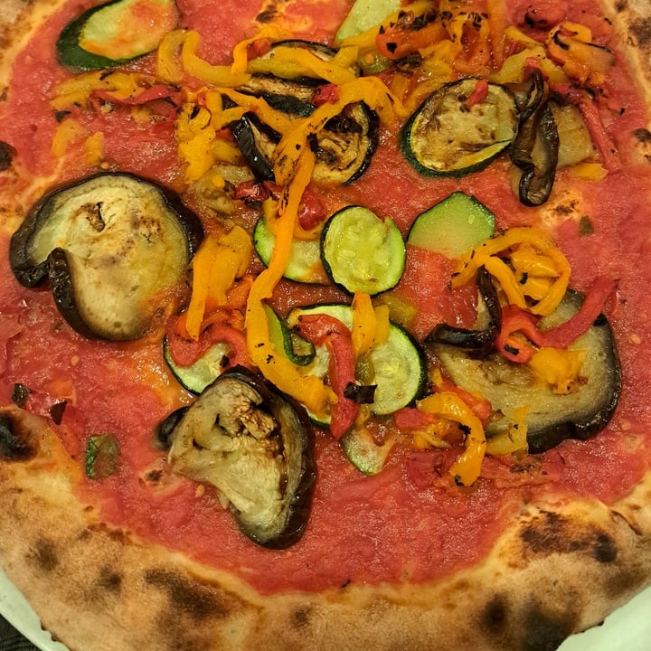 photo of Hall Pub Brasserie - Crema pizza vegetariana senza mozzarella shared by @frab on  09 Nov 2022 - review