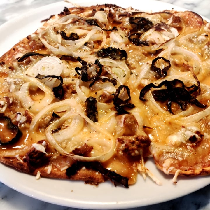 photo of Neruca pizza barbacoa vegana hecho base de Ingredientes 100% vegetales. Masa casera fina y crujiente. Super sabrosa shared by @tigris on  16 Jun 2022 - review