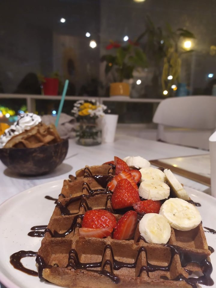 photo of Helados Artesanales Napoli Waffle vegano con fresa y plátano shared by @wenbenites on  28 Feb 2020 - review