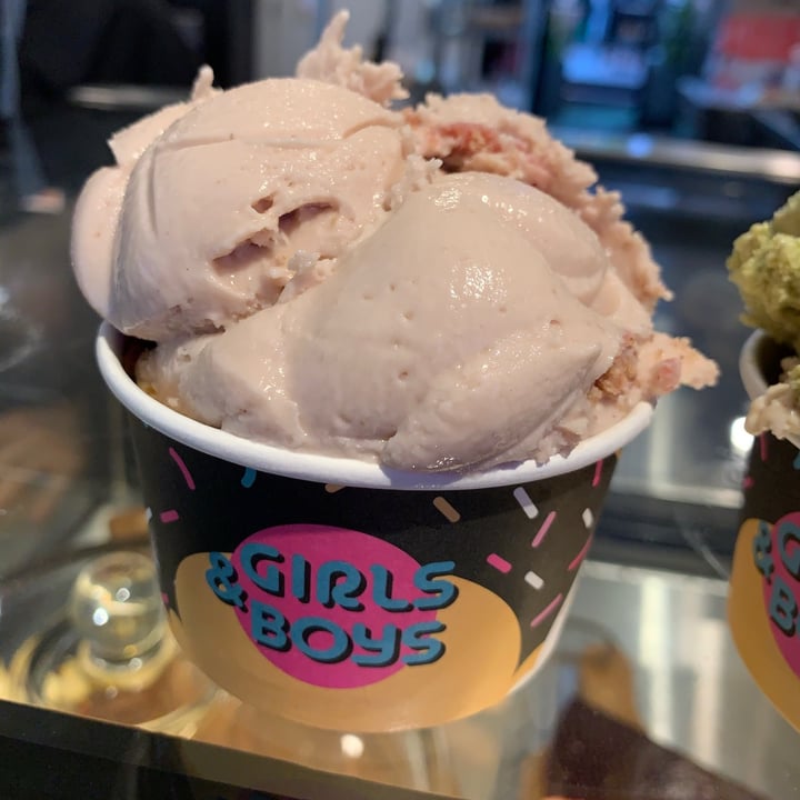 photo of Girls & Boys Peach Crumble Gelato shared by @cnnna on  04 Dec 2020 - review