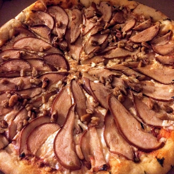 review photo of Veggino's Pizza Pizza con pera shared by @anagabyveg on 08 Oct 2020 - review