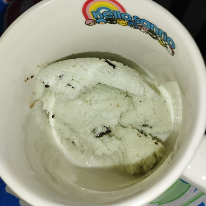 review photo of H-E-B Non Dairy Minty Choco Chip Ice cream shared by @sadnohe on 30 Jul 2022 - review