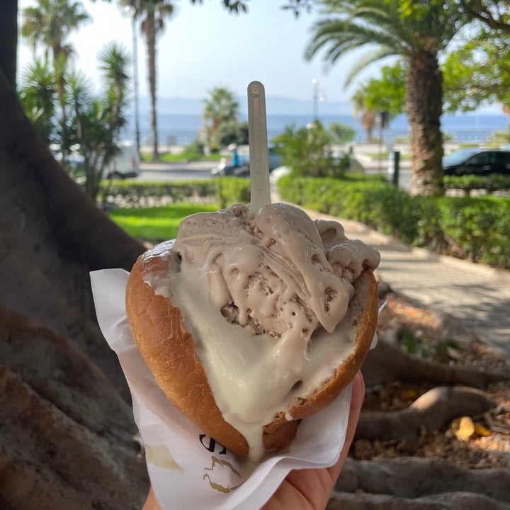 photo of Cremeria Sottozero Brioche vegana con gelato shared by @isabellatramontano on  18 Aug 2022 - review