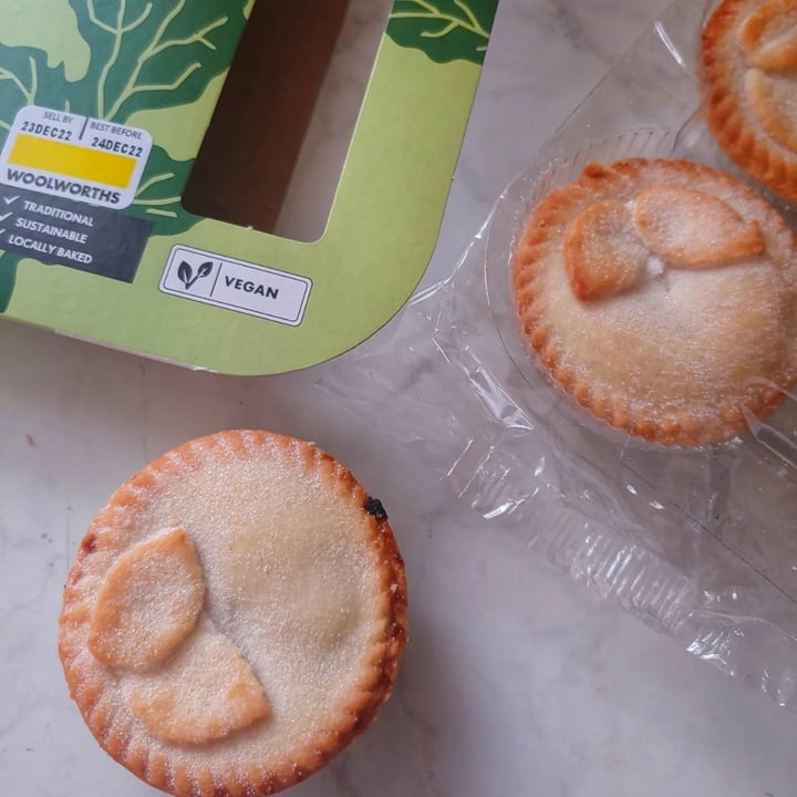 photo of Woolworths Food 6 Citrus Fruit Mince Pies shared by @veganonthesavannah on  22 Dec 2022 - review