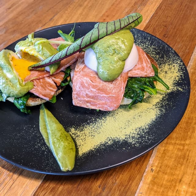 Foto do prato “Avocado Hollandaise Eggs”