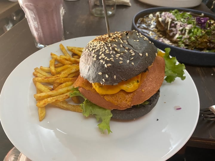 review photo of Vegamo MX Cheeseburger shared by @danimedco on 03 Mar 2020 - review