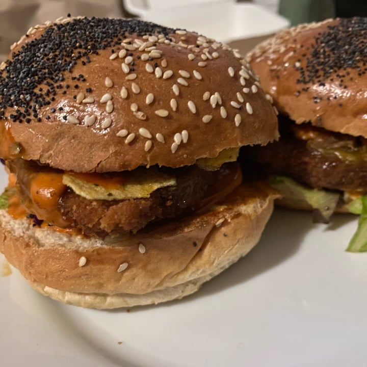 photo of Lekker Vegan Kloof Crunchy burger shared by @manoshapiro on  04 Mar 2022 - review