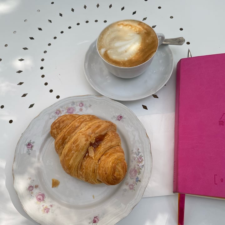 photo of Gelsomina Brioche vegana con farina integrale e confettura ai frutti di bosco shared by @nicolettab on  13 May 2022 - review