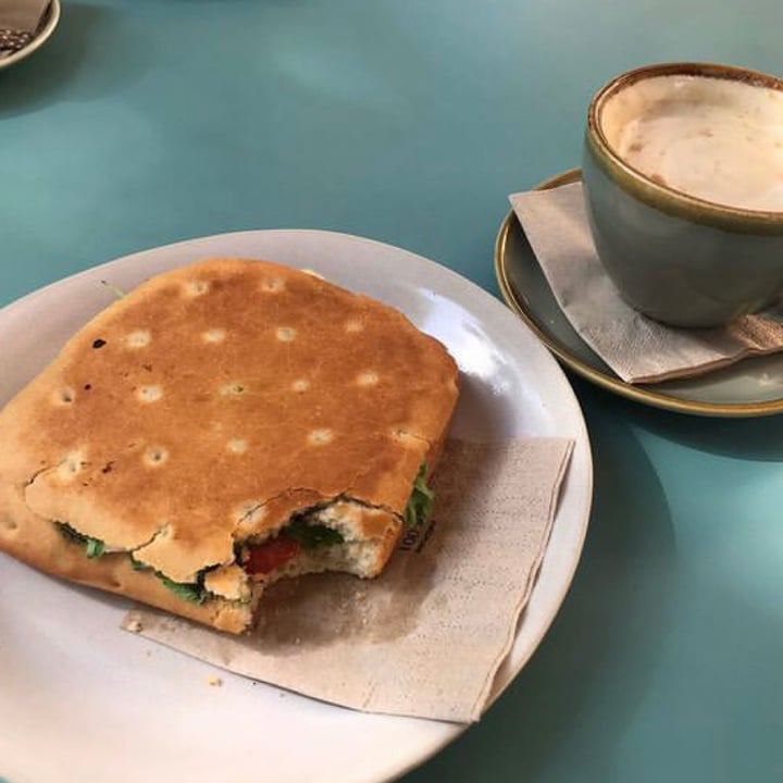photo of Beagle Pastelería Vegana Bocadillo queso shared by @silviaps on  09 Sep 2022 - review