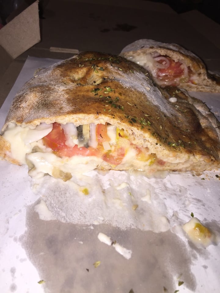 photo of Lontano Pizza Calzón shared by @ymzavala on  17 Nov 2019 - review