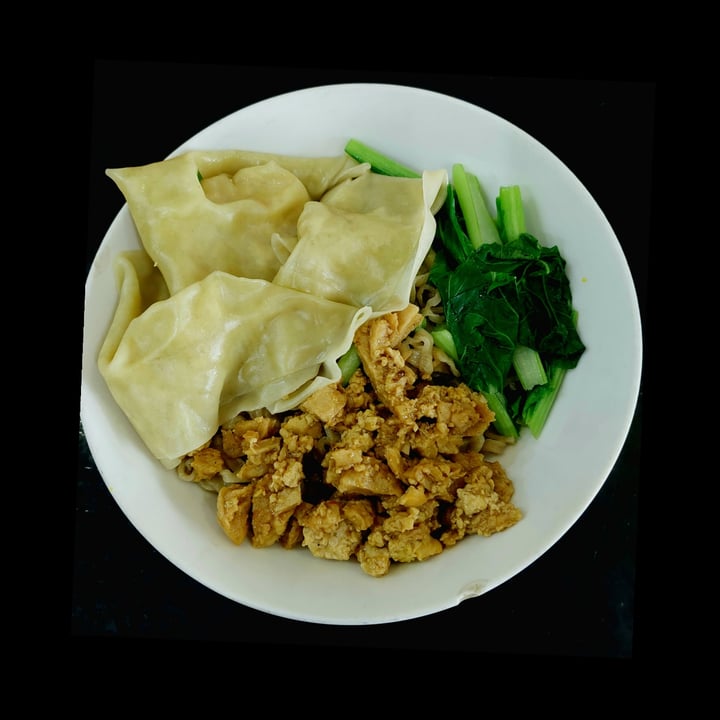 photo of Loving Hut Wonton Vegan Noodle + Ginger Broth shared by @elfatheherbivore on  07 Feb 2022 - review