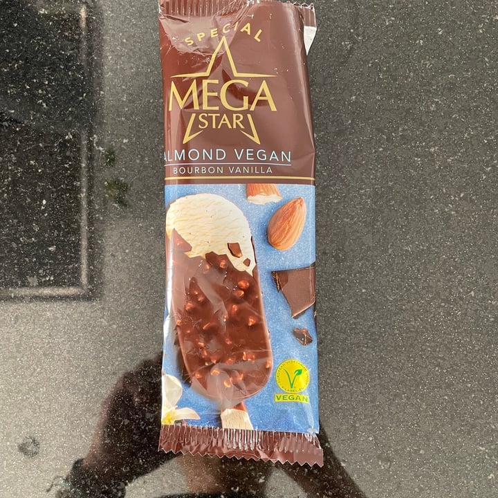 review photo of Mega star almond bourbon vanilla shared by @verapinheiro on 17 Jun 2022 - review