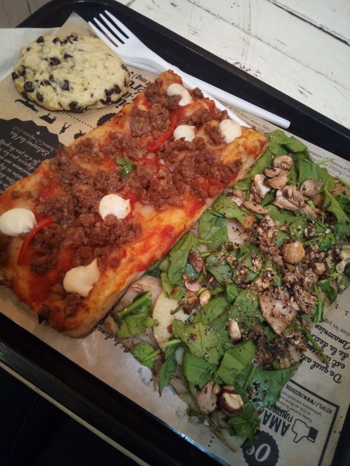 review photo of Hank Pizza Spinach Mushroom Hazelnut Pizza shared by @carolegart on 24 Jan 2020 - review